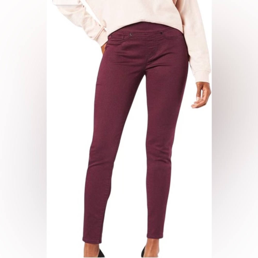 Women’s Levi Strauss Signature totally shaping pull-on skinny jeans. Size 8L NWT